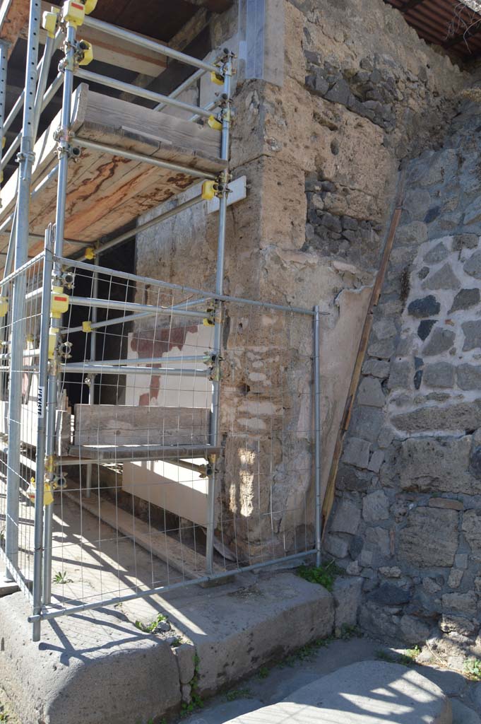 IX.7.1 Pompeii. October 2017. 
Looking towards east corner of front façade with unexcavated vicolo, on right.
Foto Taylor Lauritsen, ERC Grant 681269 DÉCOR.
