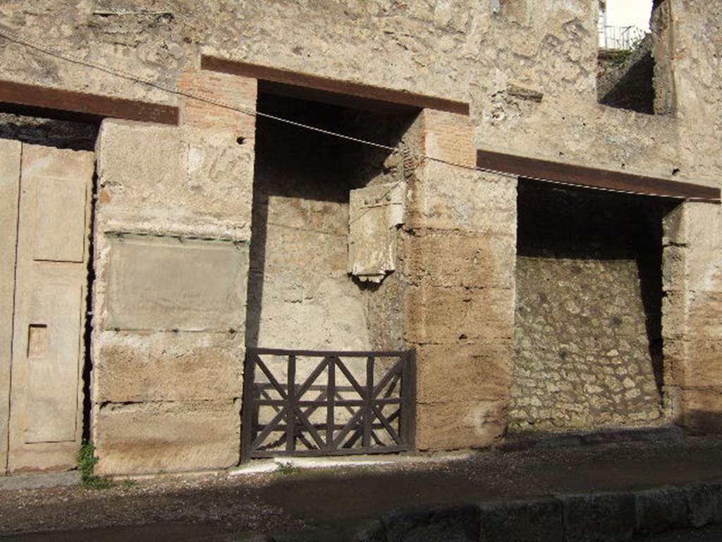 IX.7.9 Pompeii. December 2005. East plaster-cast of entrance door on Via dell Abbondanza. 