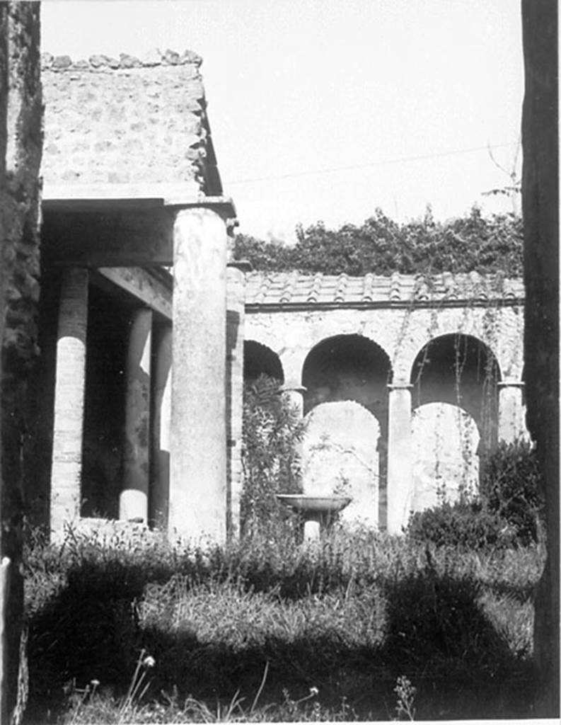 IX.7.20 Pompeii. 1972. Looking east towards north-east corner of peristyle. 
DAIR 72.3573. Photo © Deutsches Archäologisches Institut, Abteilung Rom, Arkiv. 


