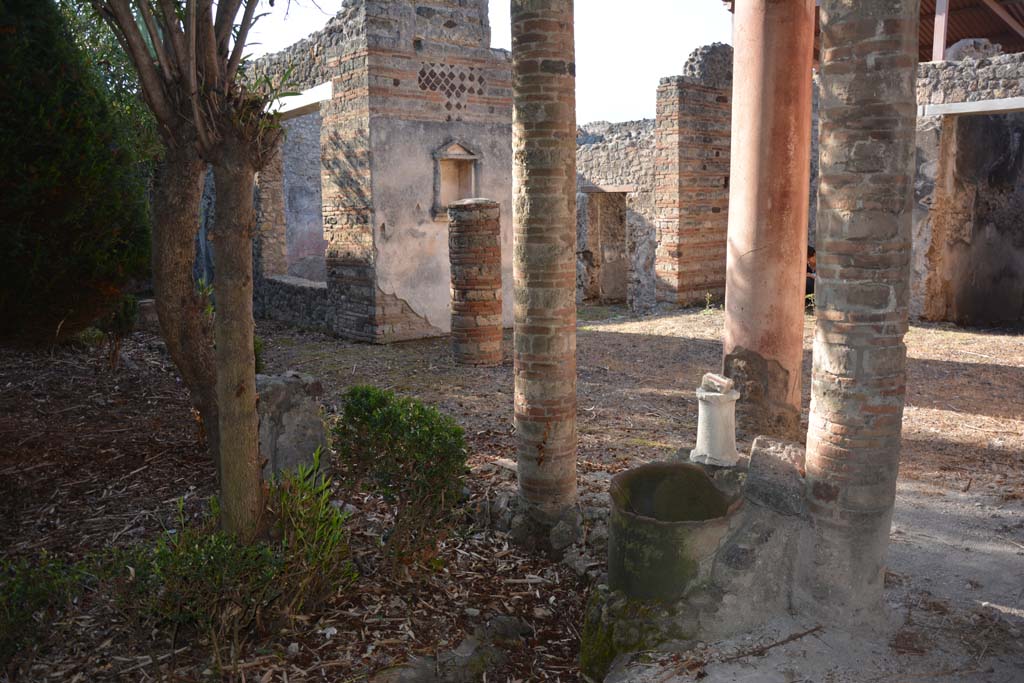 IX.7.20 Pompeii. October 2019. Looking towards west portico, and across into atrium, from north portico.
Foto Annette Haug, ERC Grant 681269 DÉCOR.

