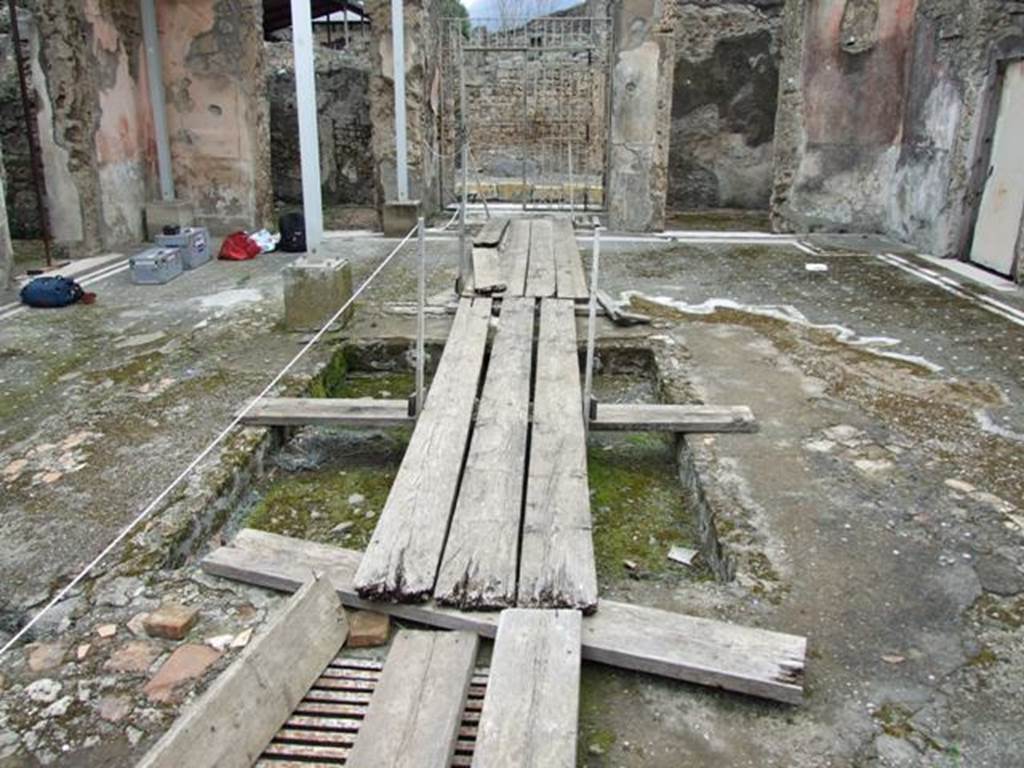 IX.8.6 Pompeii. March 2009. Atrium, looking north across impluvium towards entrance, from tablinum. According to Mau,  it was noted that under the rear part of the right (west) side of the atrium, there was a vast cellar that stretched under the near (north) portico of the peristyle, and to which one descended by a stairs situated on the rear margin of the impluvium: an example so far unique in Pompeii.
See Bulletino dellInstituto di corrispondenza archaeologica, 1880, (p.124)

