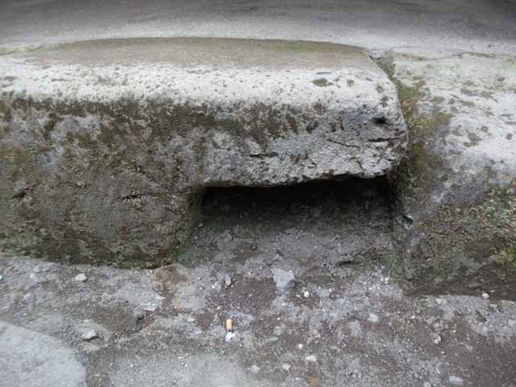 IX.13.1-3 Pompeii. May 2010.  Mason’s mark  in pavement edging and drainage into Via dell’Abbondanza.