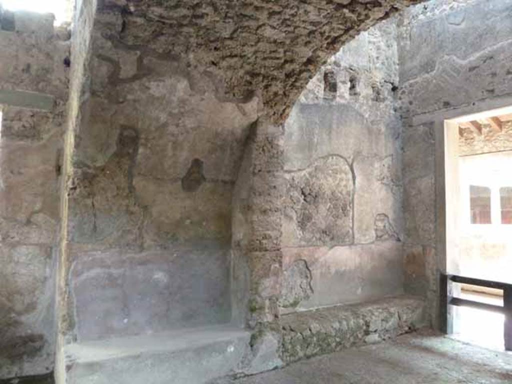 Villa of Mysteries, Pompeii. May 2010. Room 66, south side of vestibule. Looking south-west.