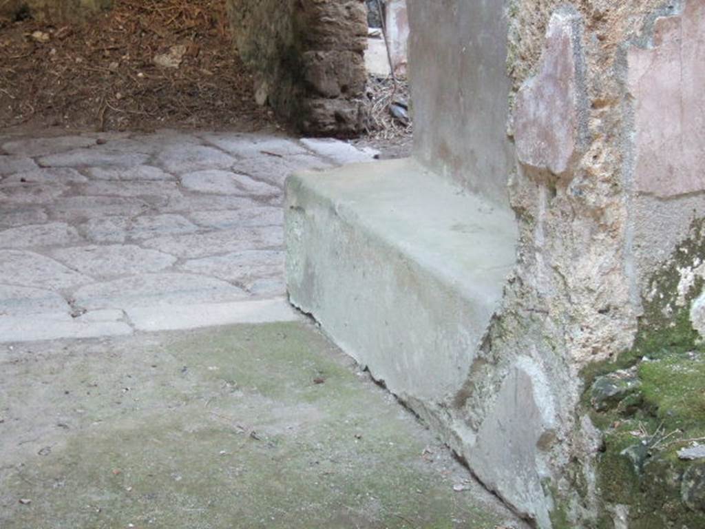 Villa of Mysteries, Pompeii. May 2006. Room 66, bench on south side of vestibule.