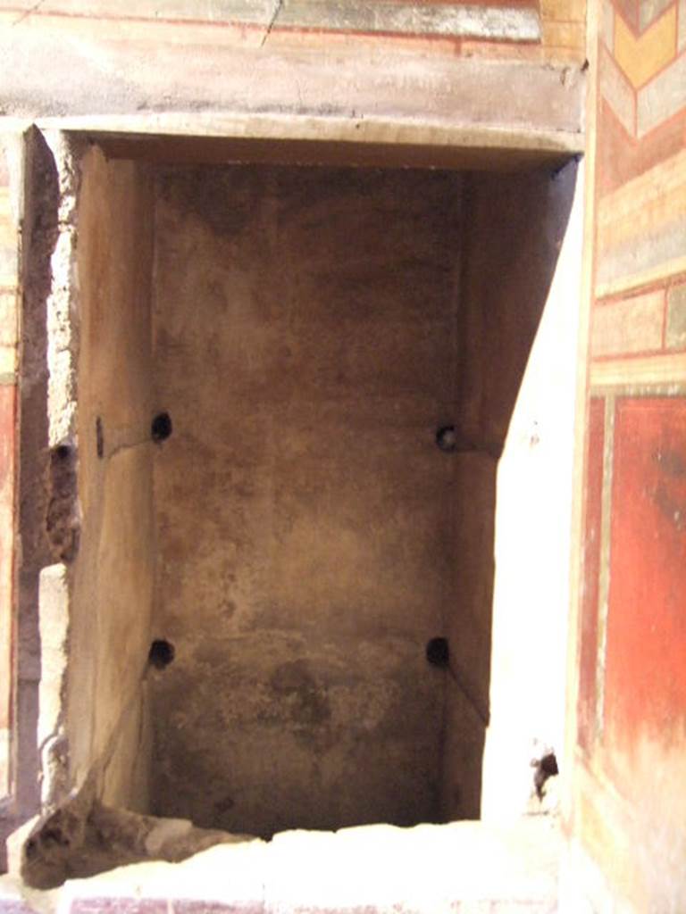 Villa of Mysteries, Pompeii. May 2006. Room 8, cupboard or recess in north-west corner.
In the rear wall holes for shelving supports can be seen. According to NdS, traces of two shelves of wood were found. See Notizie di Scavi, 1910, p.141.
