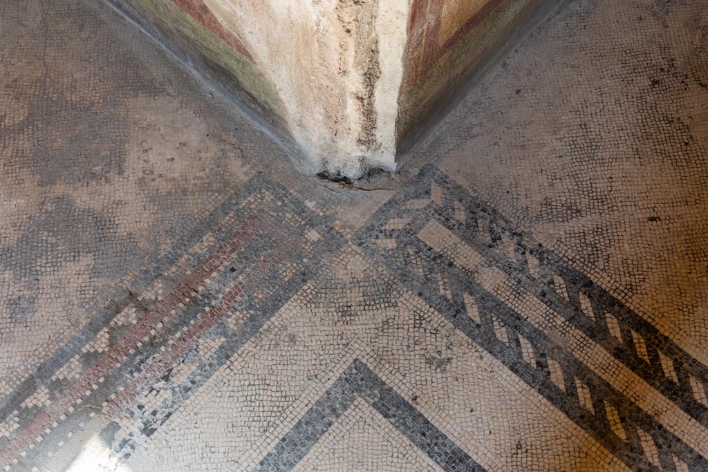 Villa of Mysteries, Pompeii. October 2023. 
Room 8, detail of flooring at join of two alcoves, looking north-west. Photo courtesy of Johannes Eber.
