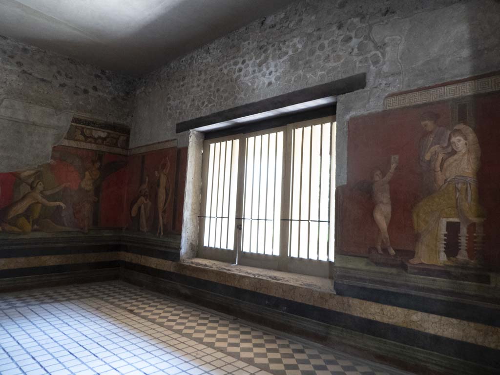 Villa of Mysteries, Pompeii. September 2017. Room 5, looking towards south-east corner and south wall.
Foto Annette Haug, ERC Grant 681269 DÉCOR.
