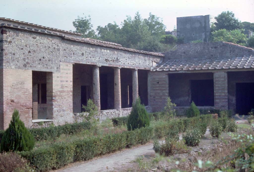Villa dei Misteri, Pompeii. August 1976. Looking east along south side, from south-west corner (and roadway).
Photo courtesy of Rick Bauer, from Dr George Fay’s slides collection.
