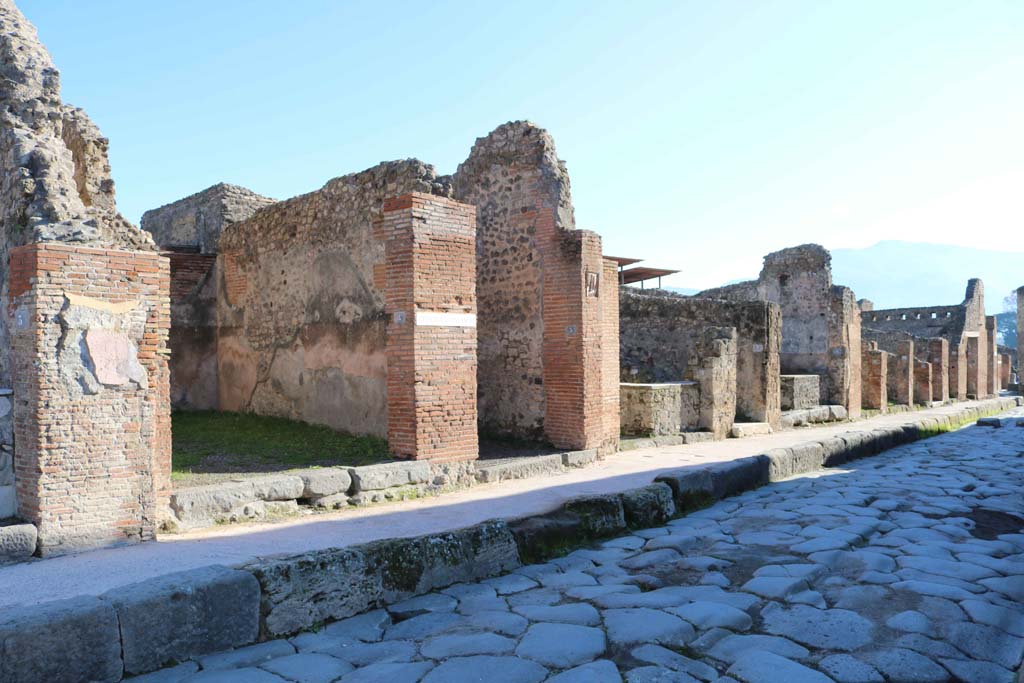 Via Stabiana, Pompeii. December 2018. Looking south along east side, from IX.1.4, on left. Photo courtesy of Aude Durand.