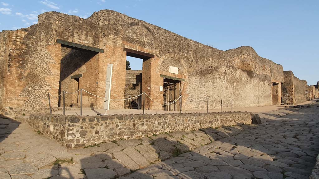 Via Stabiana, west side, Pompeii. August 2021. Looking west to entrances to the Theatres, VIII.7.17, 18 and 19, 20 and 21.
Foto Annette Haug, ERC Grant 681269 DÉCOR.
