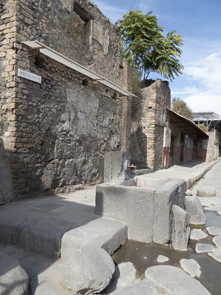 Via dell’Abbondanza, north side, Pompeii. September 2017. Looking east from fountain towards lX.11.1-4.
Foto Annette Haug, ERC Grant 681269 DÉCOR.
