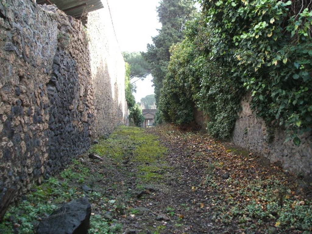 Via dell’ Abbondanza.  Looking south on Vicolo della Venere between II.3 and II.2. December 2004.