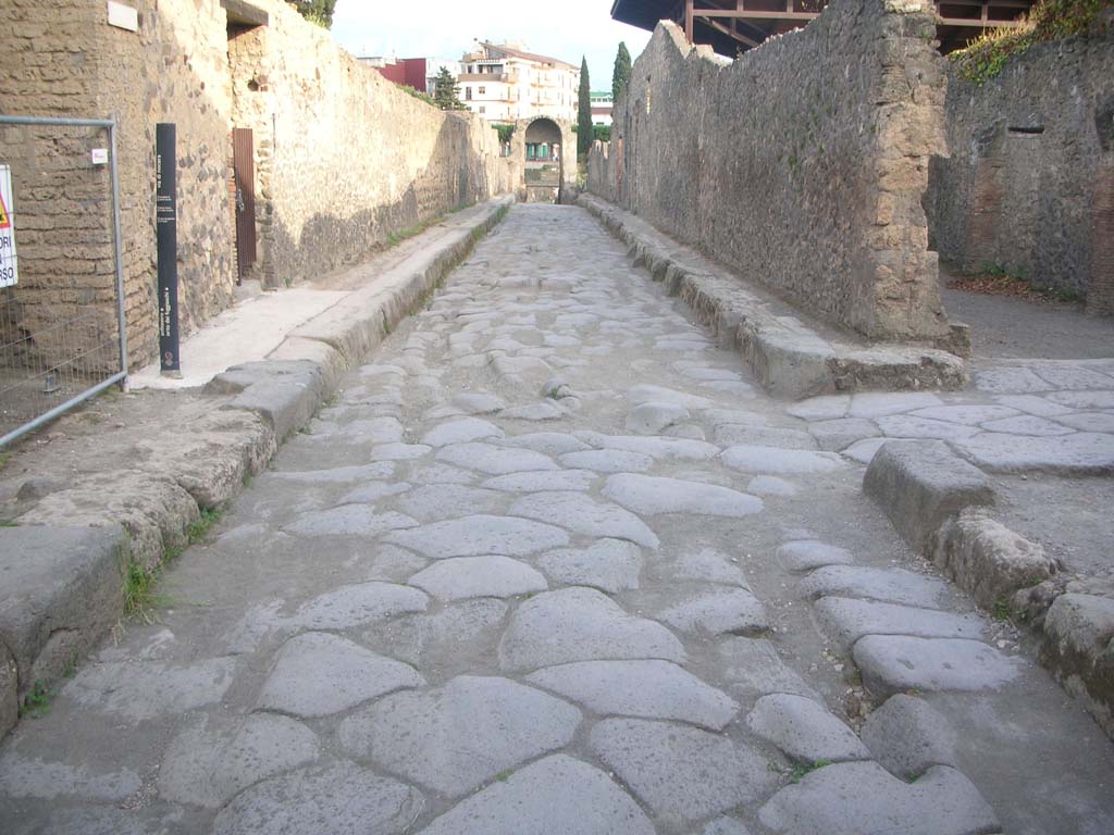 Via di Nocera, Pompeii. May 2010. Looking south towards junction with Via della Palestra, on right. Photo courtesy of Ivo van der Graaff.