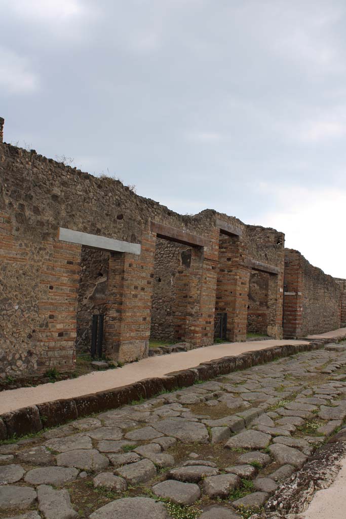 Via di Nola, south side, Pompeii. May 2019. 
Looking west from IX.5.4, on left, to IX.5.1, and entrance to Vicolo di Tesmo, on right.
Foto Christian Beck, ERC Grant 681269 DÉCOR.
