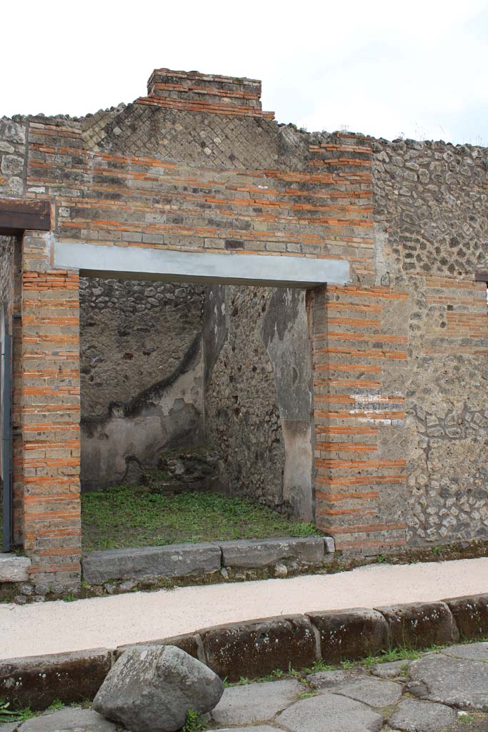 Via di Nola, south side, Pompeii. May 2019. Looking towards entrance doorway of IX.5.5.
Foto Christian Beck, ERC Grant 681269 DÉCOR.

