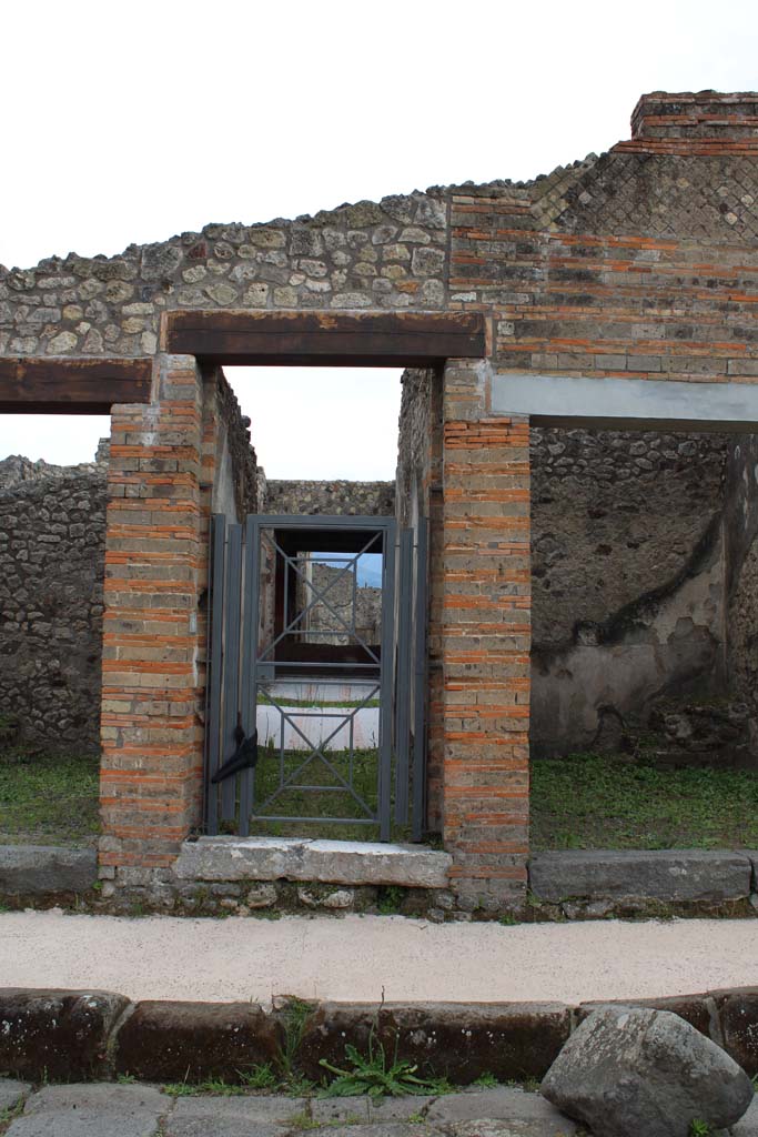 Via di Nola, south side, Pompeii. May 2019. Looking south to entrance doorway into IX.5.6.
Foto Christian Beck, ERC Grant 681269 DÉCOR.

