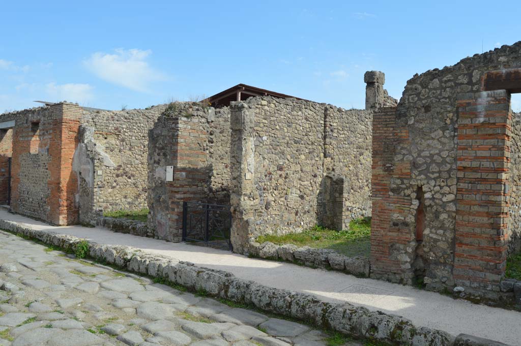 Via di Nola, south side, Pompeii. March 2019. Looking east with IX.5.10, IX.5.9, and IX.5.8, in centre of photo.
Foto Taylor Lauritsen, ERC Grant 681269 DÉCOR.
