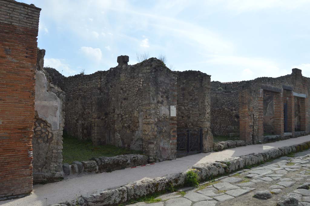 Via di Nola, south side, Pompeii. March 2019. Looking west from IX.5.10, on left, towards IX.5.5, on right.
Foto Taylor Lauritsen, ERC Grant 681269 DÉCOR.
