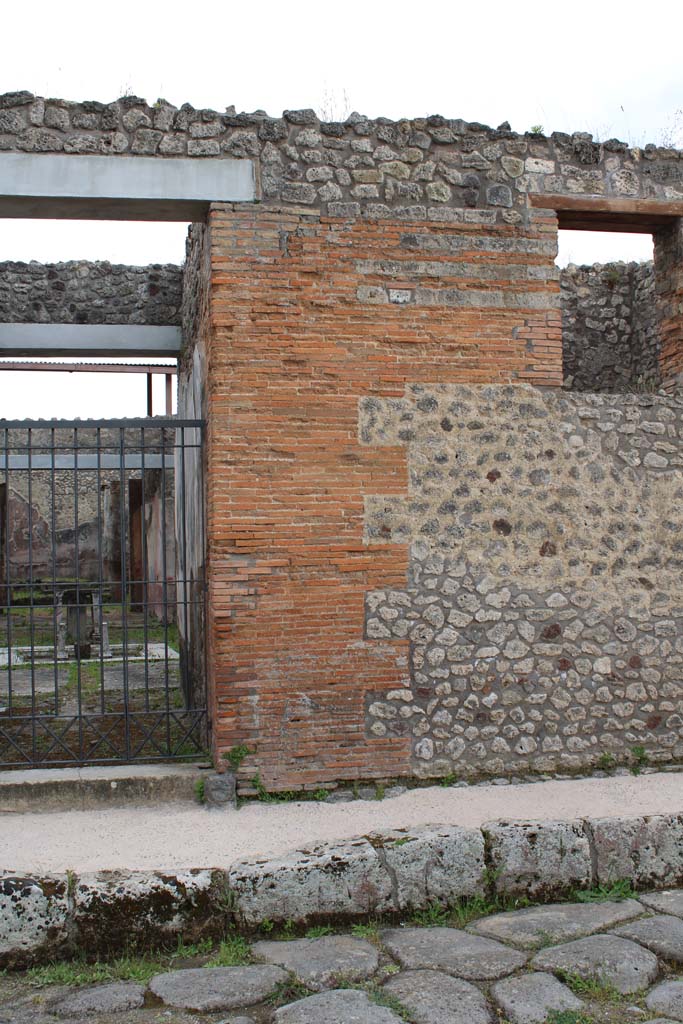 Via di Nola, south side, Pompeii. May 2019. 
Front façade on west side of entrance doorway into IX.5.11.
Foto Christian Beck, ERC Grant 681269 DÉCOR.

