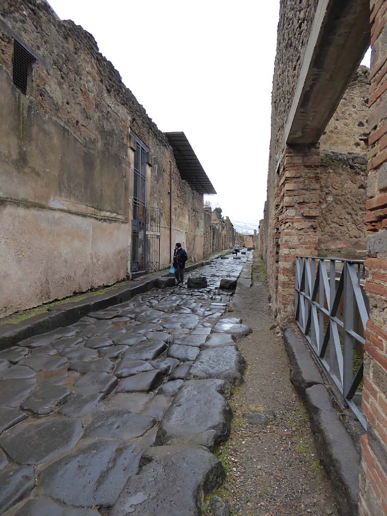 Vicolo dei Vettii, Pompeii. January 2017. Looking north towards doorway of VI.15.1, centre left.
Foto Annette Haug, ERC Grant 681269 DÉCOR.
