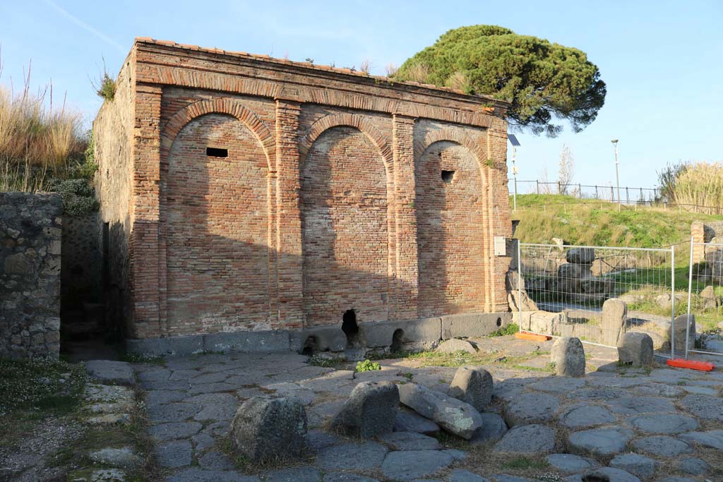 Vicolo dei Vettii, Pompeii. December 2018. Looking north towards Castellum Aquae water tower. Photo courtesy of Aude Durand.