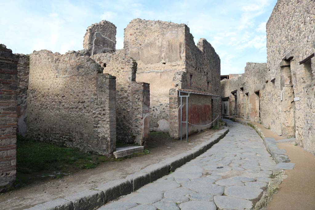 Vicolo del Lupanare, Pompeii. December 2018. Looking north between VII.11, on left, and VII.1, on right. Photo courtesy of Aude Durand.