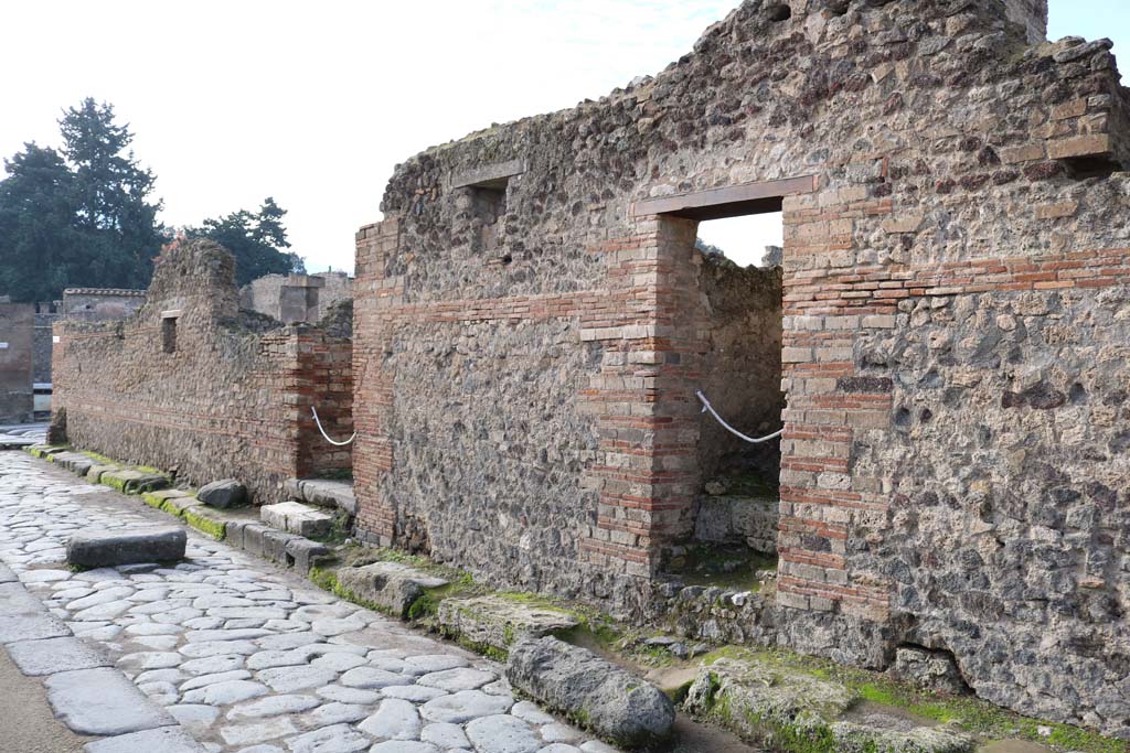 Vicolo del Lupanare, Pompeii, west side. December 2018. 
Looking towards doorways at VII.14.15/16, on west side at south end.  Photo courtesy of Aude Durand.
