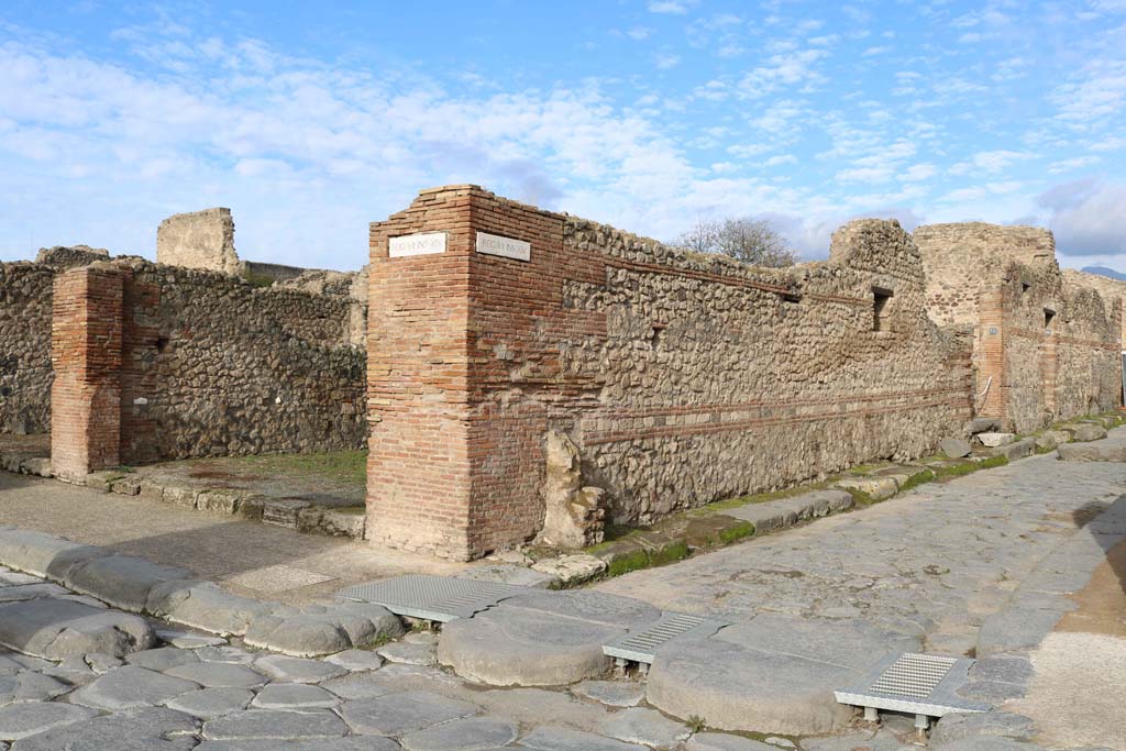 Vicolo del Lupanare, south end, Pompeii. December 2018. 
Looking north-west from junction with Via dellAbbondanza, with street altar on west side. Photo courtesy of Aude Durand.
