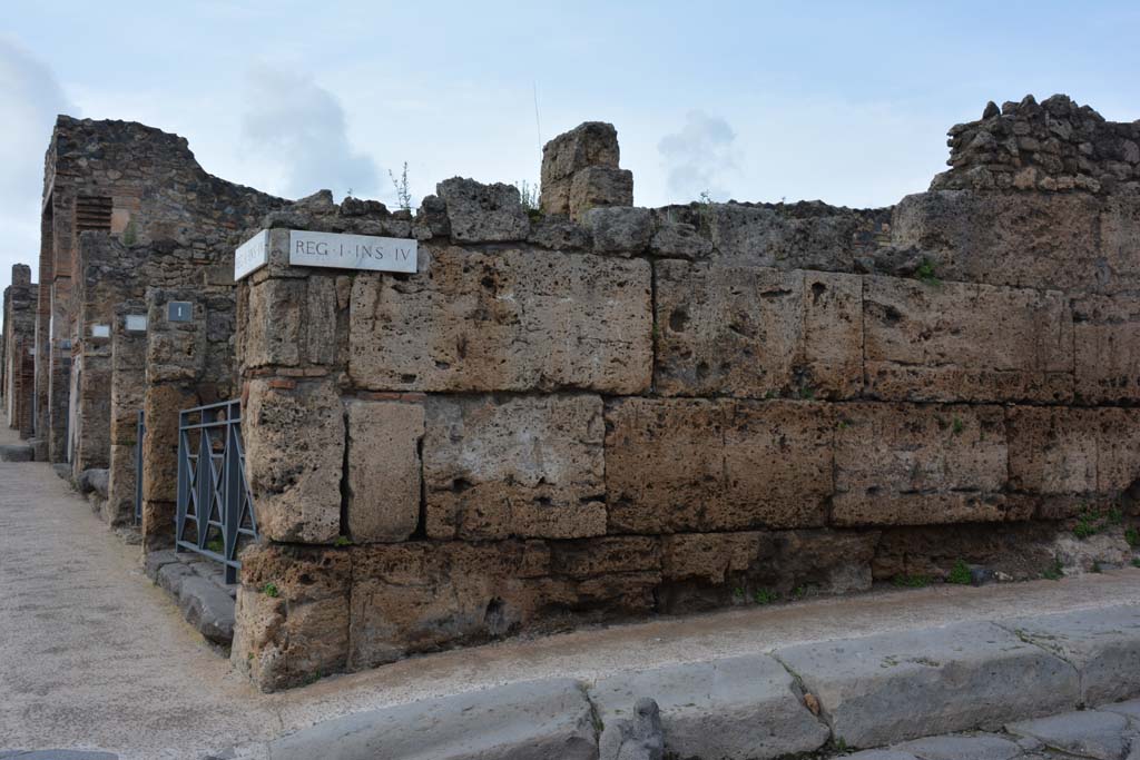 Vicolo del Menandro, north side, Pompeii. March 2018.  
Looking north towards I.4.1, side wall, at crossroad junction with Via Stabiana, on left. 
Foto Tobias Busen, ERC Grant 681269 DCOR.
