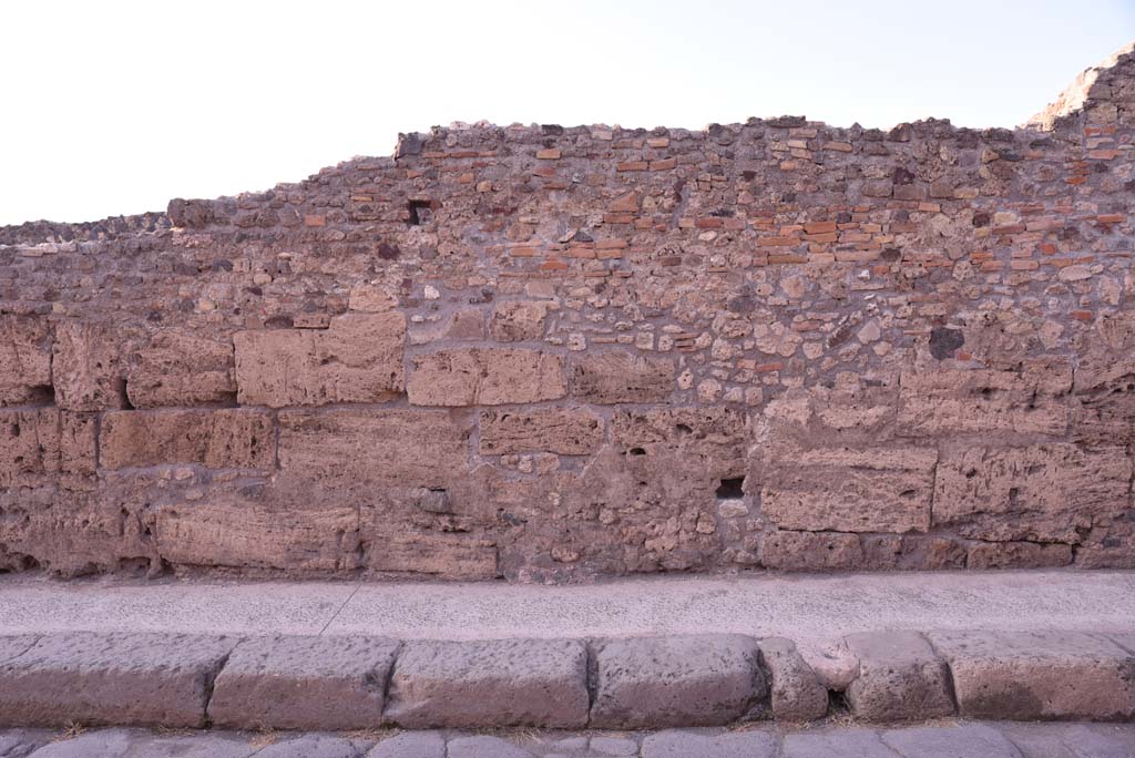 Vicolo del Menandro, north side, Pompeii. October 2019. Detail of perimeter wall. 
Foto Tobias Busen, ERC Grant 681269 DCOR.

