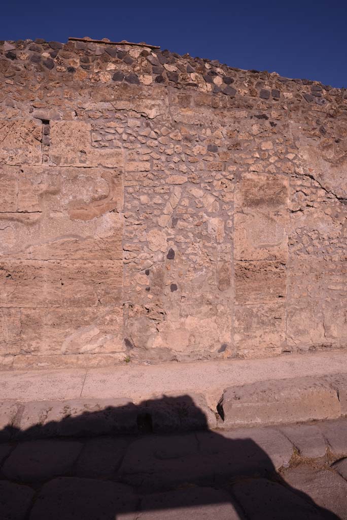 Vicolo del Menandro, north side, Pompeii. October 2019. Detail of south perimeter wall of Insula.  
Foto Tobias Busen, ERC Grant 681269 DCOR.

