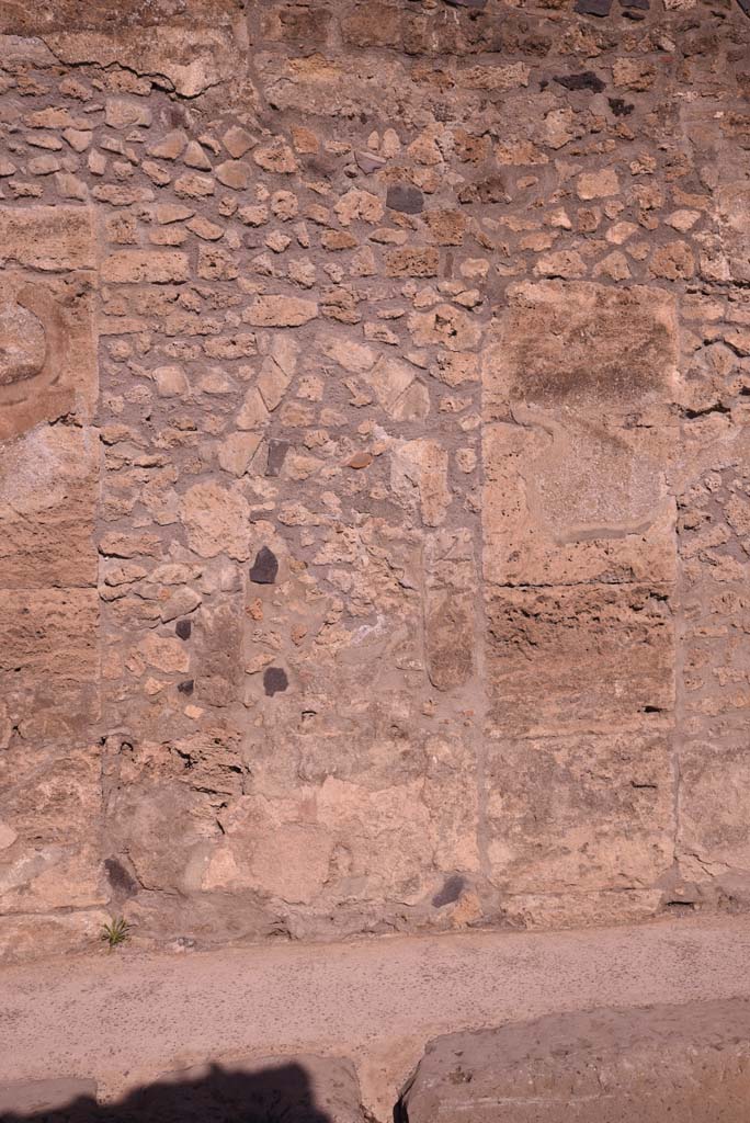 Vicolo del Menandro, north side, Pompeii. October 2019. 
Detail between blocks on south perimeter wall of Insula.  
Foto Tobias Busen, ERC Grant 681269 DCOR.
