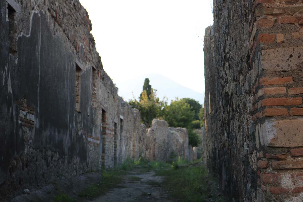 Vicolo della Fullonica, Pompeii. December 2018. Looking north from junction with Vicolo di Mercurio. Photo courtesy of Aude Durand.