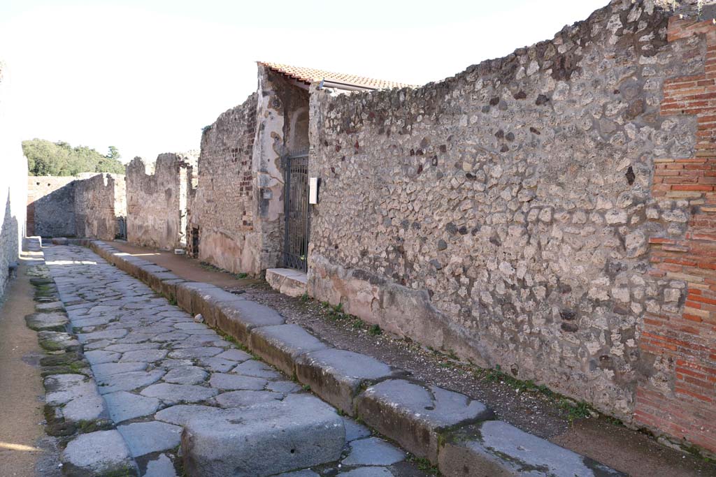 Vicolo della Regina, Pompeii. December 2018. 
Looking east along south side, with entrance doorway of VIII.2.26, centre left. Photo courtesy of Aude Durand.

