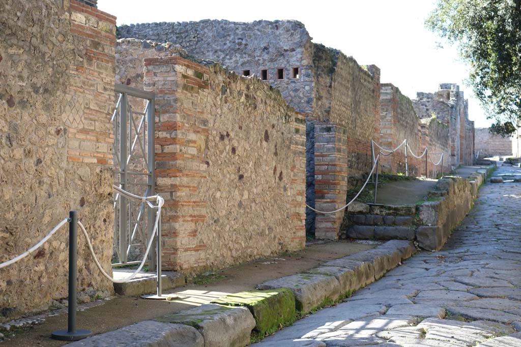 Vicolo della Regina, Pompeii. December 2018. 
Looking west along south side of roadway from VIII.2.39, on left. Photo courtesy of Aude Durand.
