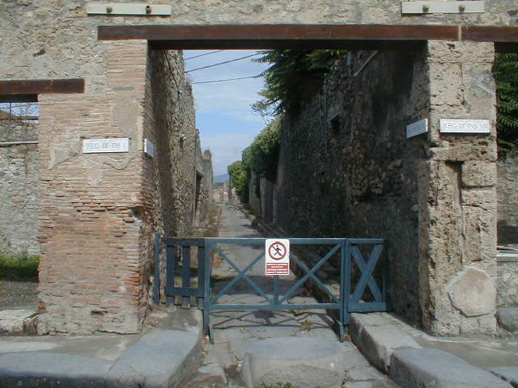 Vicolo di Tesmo between IX.1 and IX.7. Looking north from Via dell’Abbondanza. May 2005.