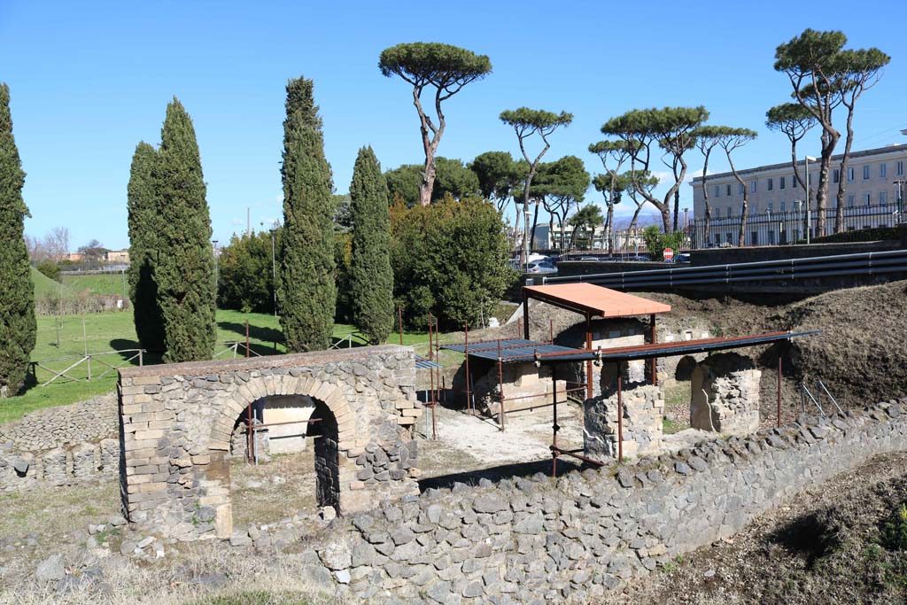 FPSE and FPSF Pompeii. February 2020. Tombs behind boundary wall. Photo courtesy of Aude Durand.