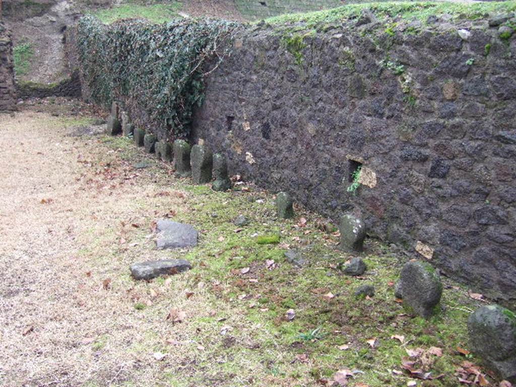 FPSG Pompeii. December 2005. Looking east along wall at south side of tombs. The first four columellae are in area FPSF. The area beyond with a continuous row of columellae is FPSG.