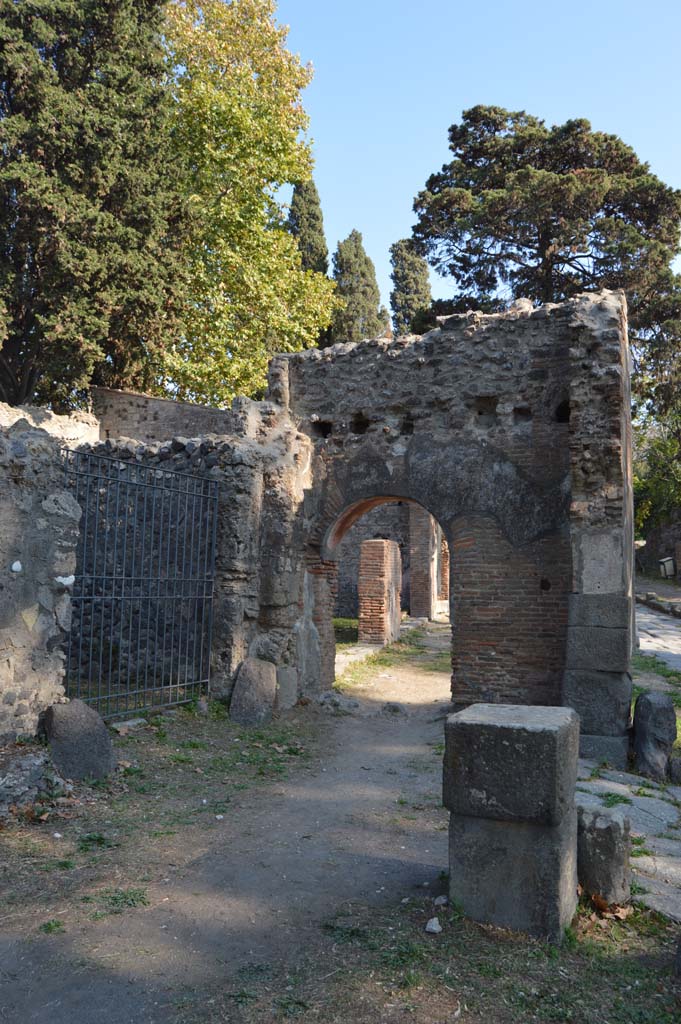 HGE15 Pompeii. October 2017. 
Entrance doorway, on left, looking south on Via dei Sepolcri.  
Foto Taylor Lauritsen, ERC Grant 681269 DCOR.

