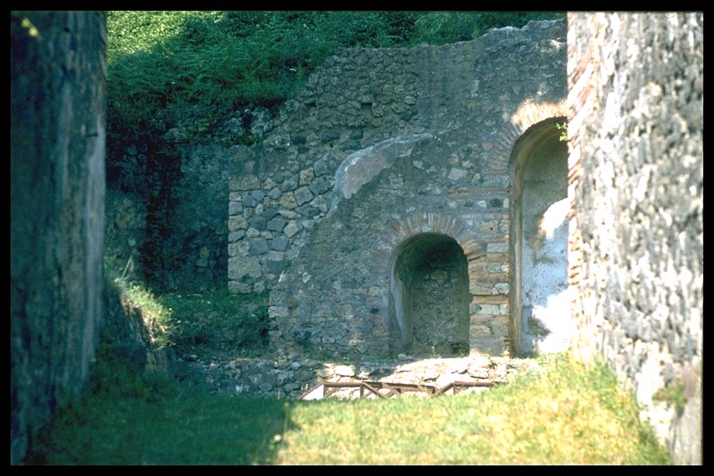 HGE15 Pompeii. Looking east from entrance doorway.
Photographed 1970-79 by Gnther Einhorn, picture courtesy of his son Ralf Einhorn.
