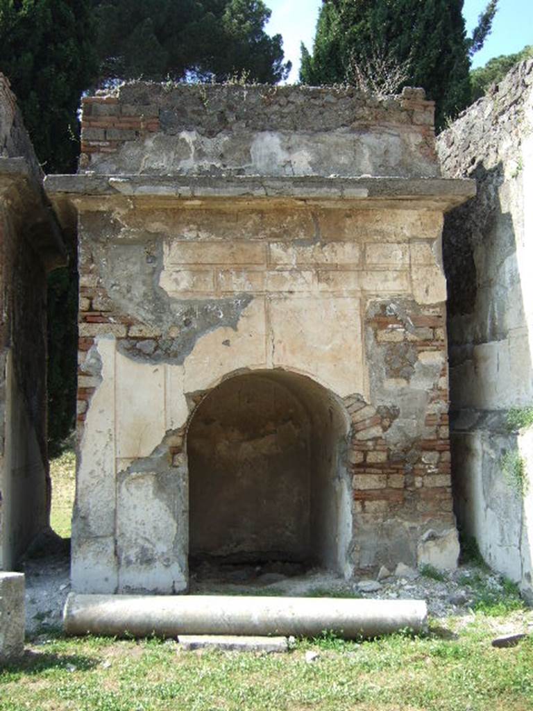 Pompeii Porta Nocera Tomb 12EN. May 2006. Tomb of L. Hadonina? Eschebach identified this as the tomb of L. Hadonina. DAmbrosio believes this is probably a confusion with the Aninia Didime of tomb 8EN. Three Columelle without inscriptions were found in situ in the niche. In the absence of any inscriptions or documentation of epigraphy the tomb cannot be identified. See DAmbrosio, A. and De Caro, S., 1983. Un Impegno per Pompei: Fotopiano e documentazione della Necropoli di Porta Nocera. Milano: Touring Club Italiano. (12EN).