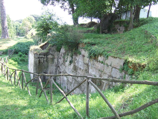 T8 Pompeii. Tower VIII. May 2006. Looking east along city wall towards tower.