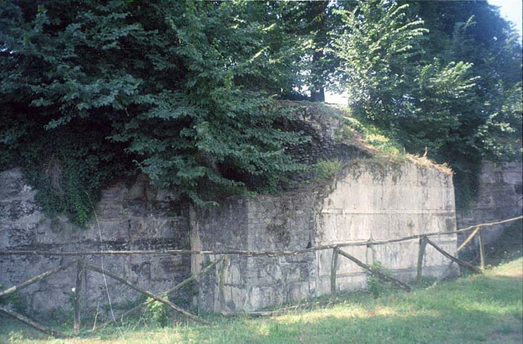 Pompeii city walls near Tower VIII. May 2006.
