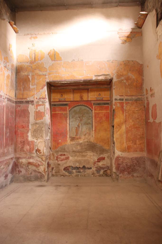 Oplontis Villa of Poppea, October 2020. Room 8, east wall with recess.  Photo courtesy of Klaus Heese.
020 Oplontis - Villa Poppea - Raum 8 - Caldarium - Ostwand October 2020.
