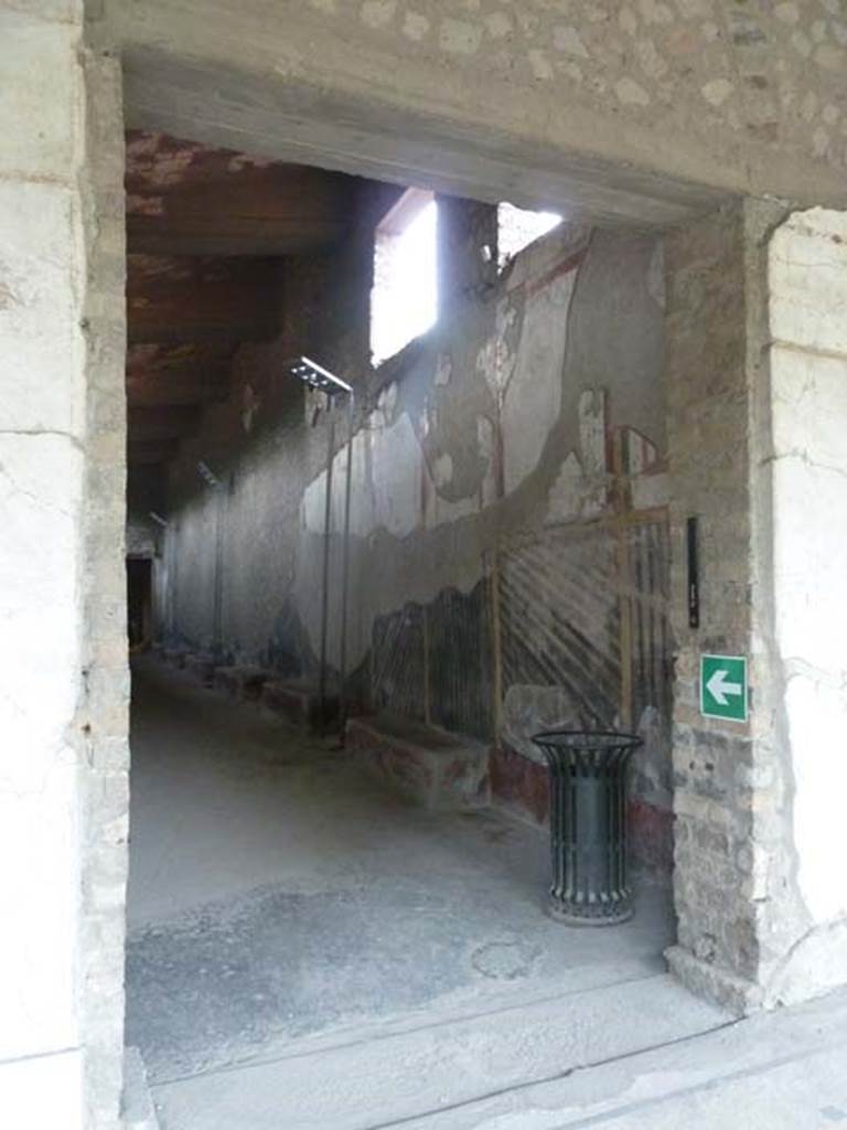 Oplontis, September 2015. Corridor 46, doorway in west wall of Portico 60, looking west.