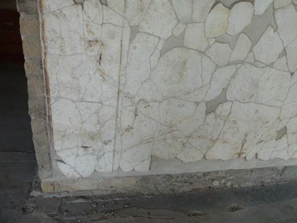 Oplontis, September 2015. Portico 60, doorway to room 88 on left, painted wall between room 88 and room 90.