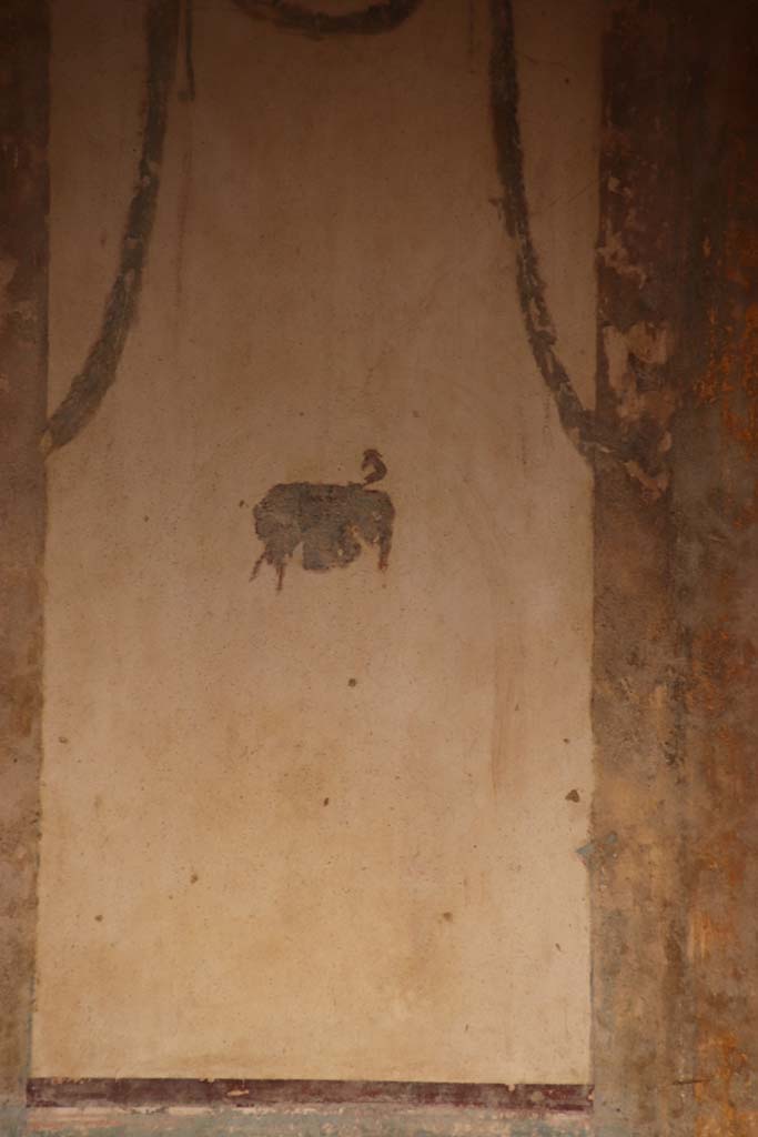 Stabiae, Villa Arianna, October 2020. Room 11, detail from white painted panel on south wall. Photo courtesy of Klaus Heese.