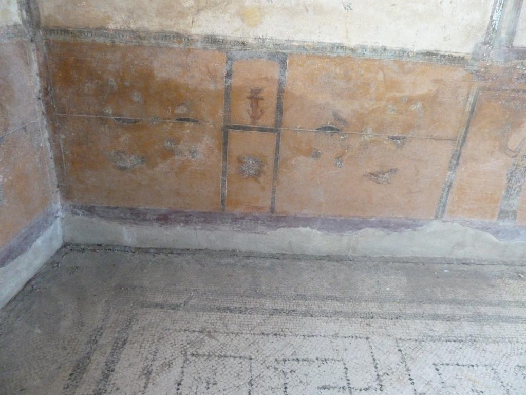 Stabiae, Villa Arianna, September 2015. Room 12, zoccolo of west wall in south-west corner.