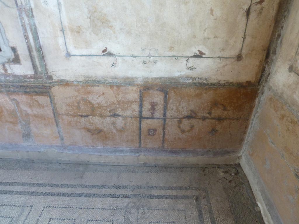 Stabiae, Villa Arianna, September 2015. Room 12, zoccolo on west wall in north-west corner.