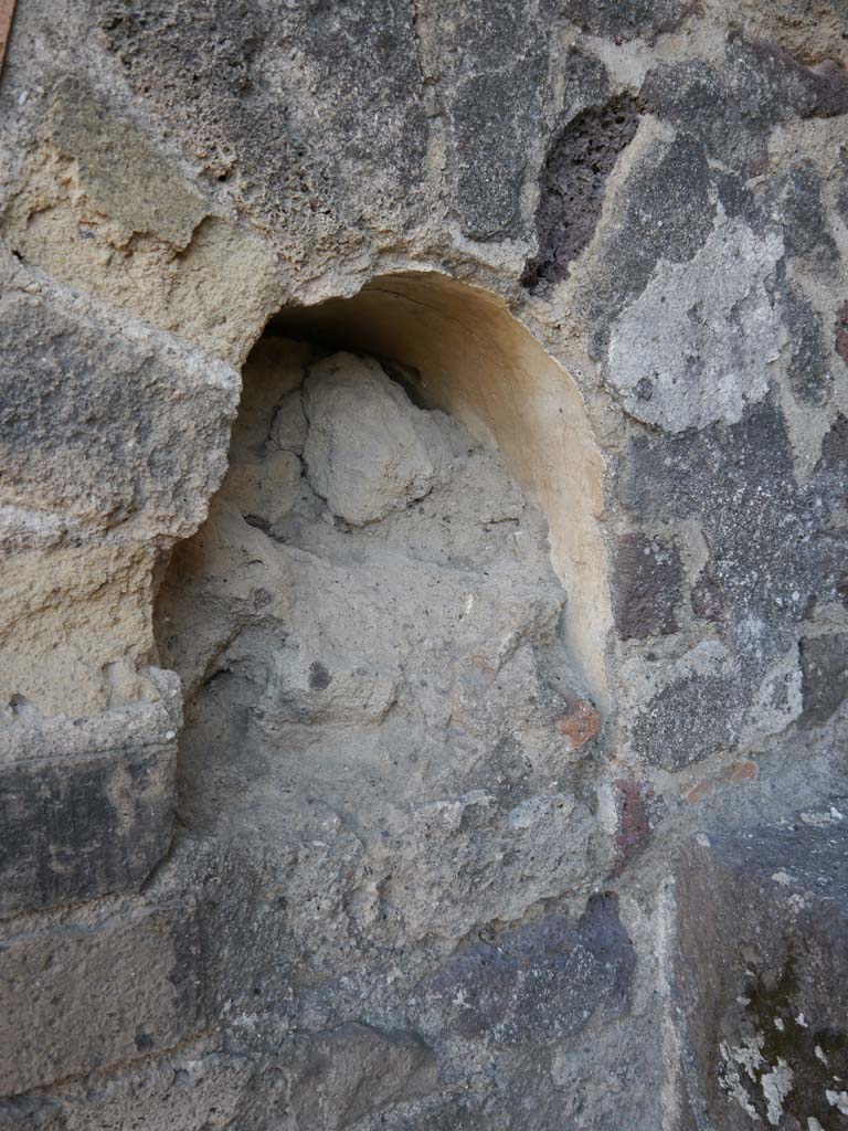 VII.8.01 Pompeii. September 2018. Niche in south rear wall of arch, in north-west corner of Forum.
Foto Anne Kleineberg, ERC Grant 681269 DCOR.
